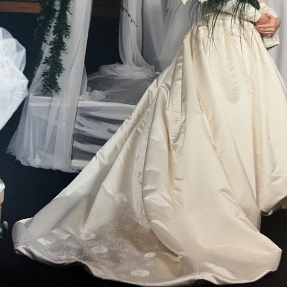 Vintage 90’s Custom 100% Silk bridal Gown by Cynthia C. - Picture 10 of 13
